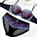 Set lingerie in pizzo con motivi floreali viola e ciano su rete nera semitrasparente - 85C / Nero E Viola