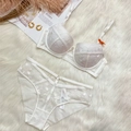 Détail d'un ensemble de lingerie en dentelle blanche avec broderie et bretelles croisées - 70B / Haut Et Bas / Blanc