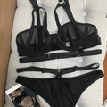 Détail d'un ensemble de lingerie sexy en dentelle noire avec soutien-gorge en mesh - Noir