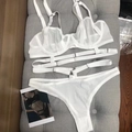 Sexy weißes Set aus durchsichtiger Spitze mit Riemendetails und Bügel-BH - S / Weiß