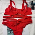 Rotes Spitzen-Lingerie-Set mit Riemchen-Design und verstellbaren Metalldetails - S / Rot