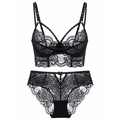 Détails d'un ensemble de lingerie en dentelle noire avec motifs floraux et fines bretelles - Noir