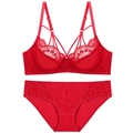 Detalle de conjunto de lencería de encaje rojo con sujetador de tiras cruzadas - 70A / Rojo