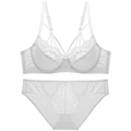 Detalle de conjunto de lencería de encaje blanco con tirantes cruzados y flores - 95C / Blanco