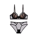 Completo intimo sexy in rete nera con coppe a righe e slip trasparenti su sfondo bianco - 70A / Nero Beige