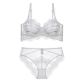 Dettaglio del set di lingerie in pizzo bianco con rete trasparente e ricami floreali - 70B / Bianco