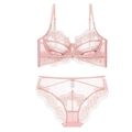 Dettaglio dell'insieme di lingerie in pizzo rosa con ricamo in mesh trasparente - 70B / Rosa