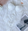Französischer weißer Spitzen-Bodysuit mit Mesh und Cup-Unterstützung in Größe 75B - 70B / Weiß