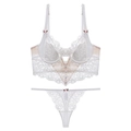 Witte Franse wimperkant lingerie set met zijden cups en verfijnde bloemaccenten - S / Boven- en onderkant / Met G-string / Wit