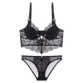 Detail van zwarte eyelash kanten lingerieset met fijn bloemenborduurwerk en afwerking - S / Top en Broek / Met Slip / Zwart
