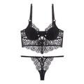 Elegante zwarte kanten lingerieset met bloemaccenten en verticale geplooide details - S / Top en Broek / Met G-string / Zwart