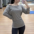 Dettaglio del top da yoga grigio a maniche lunghe con spalle scoperte in maglia - Taglia unica / Grigio