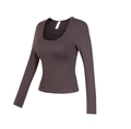 Detail van de geribbelde textuur en diepe U-hals van deze bruine yoga sporttop - S / Amberbruin