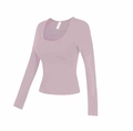 Detailoverzicht van de yoga top met lange mouwen en U-hals in zacht oudroze afwerking - S / Roze