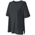 Detail van de losse zwarte sporttop met zijsplitjes en ademende ronde hals van mesh - Zwart