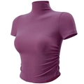 Nahaufnahme des pflaumenvioletten Yoga-Tops mit Rippstrick und seitlicher Raffung - Atemberaubendes Lila
