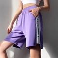 Pantaloncini sportivi viola da donna con strisce laterali bianche e scritte - S / Viola