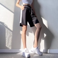 Pantaloncini sportivi neri da donna con nastri di testo laterali e vita elastica - S / Nero