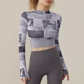 Top corto de manga larga para mujer con estampado de periódico y almohadillas fitness - S / Azul Estampado