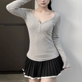 Top grigio aderente con scollo a V Henley a maniche lunghe con gonna a pieghe in pizzo - M / Grigio Misto