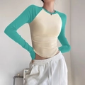 Top de yoga ajustado con mangas raglán en verde menta y beige con pantalón blanco - S / Patchwork Verde y Beige