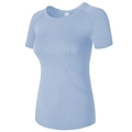 Détail du haut de yoga bleu clair avec texture mesh respirante et manches raglan - Bleu Eau Salée