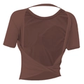 Camiseta de yoga entallada de manga corta con espalda descubierta y nudo en color café oscuro - S / Castaño