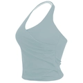 Débardeur de yoga licou bleu clair avec col croisé et rembourrage vu à un angle de 45 degrés - Bleu Air