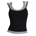 Detalle de una camiseta deportiva de doble capa negra y gris con tirantes finos ajustables - S / Negro Patchwork Gris