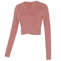Rosa langärmeliges Damen Yoga Crop Top mit Kerbausschnitt und Daumenlöchern auf weißem Grund - Rosa