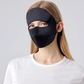 Maschera protettiva solare in seta nera premium per viso e collo su modella - Nero Mezzanotte
