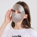 Maschera solare in seta color champagne con protezione totale del viso indossata da modella - Grigio Siderale