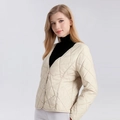 Chaqueta acolchada beige para mujer con cuello en V, rombos y relleno de seda - L / Blanco Roto