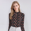 Damen Seidenbluse mit langen Ärmeln, rotem Rosenmuster und elegantem Rüschenkragen - XL / Muster Nr. 653 (Schwarz mit roter Rose)