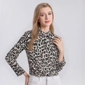Damen Seidenbluse mit langen Ärmeln, schwarz-weißem Abstraktmuster und Reverskragen - XL / Muster Nr. 661