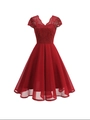 Elegante vestido línea A burdeos de encaje y gasa con cuello en V y un estilo retro - S / Burdeos