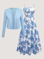 Detail von hellblauer Strickjacke und Midikleid mit blauem Blumenmuster im Set - S / Hellblau