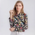 Damen Seidenbluse mit langen Ärmeln und lebhaften abstrakten Graffiti-Mustern und Kragen - XL / Muster Nr. 662