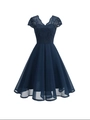 Vestido elegante azul marino con cuello en V, corpiño de encaje y falda de gasa fluida - S / Azul marino