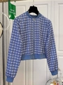 Detail van blauw-witte tweed textuur op damesjack met ritssluiting en geribbelde manchetten - S / Blauw