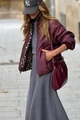 Detail der burgunderroten Satinjacke mit Leopardenfutter und edler Lederhandtasche - S / Burgunderrot