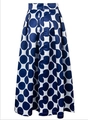 Dettaglio di gonna retrò a vita alta con grandi pois blu navy e pieghe eleganti - S / Blu Notte