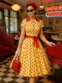 Abito retrò giallo a pois anni '50 con colletto rosso e cintura a fiocco abbinata - S / Giallo