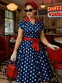 Abito vintage blu navy a pois con colletto rosso e fiocco in vita in un ambiente rétro - Taglia S / Blu navy