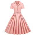 Detailoverzicht van roze vintage jurk in Hepburn-stijl met reverskraag en knopen - S / Roze