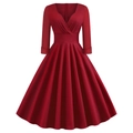 Dettaglio del vestito rosso scuro con scollo a V, vita aderente e gonna a ruota - S / Rosso