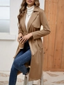 Dettaglio del trench in pelle scamosciata color cammello con revers e cintura - S / Cachi