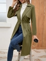 Dettaglio di un trench lungo in pelle scamosciata verde oliva con revers e cintura - S / Verde Militare