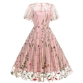 Abito midi in mesh rosa con ricamo floreale e maniche a volant dal design elegante - S / Rosa