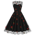 Détail d'une robe rétro années 50 avec broderie cerise et décolleté en maille noire - S / Cerise Noire